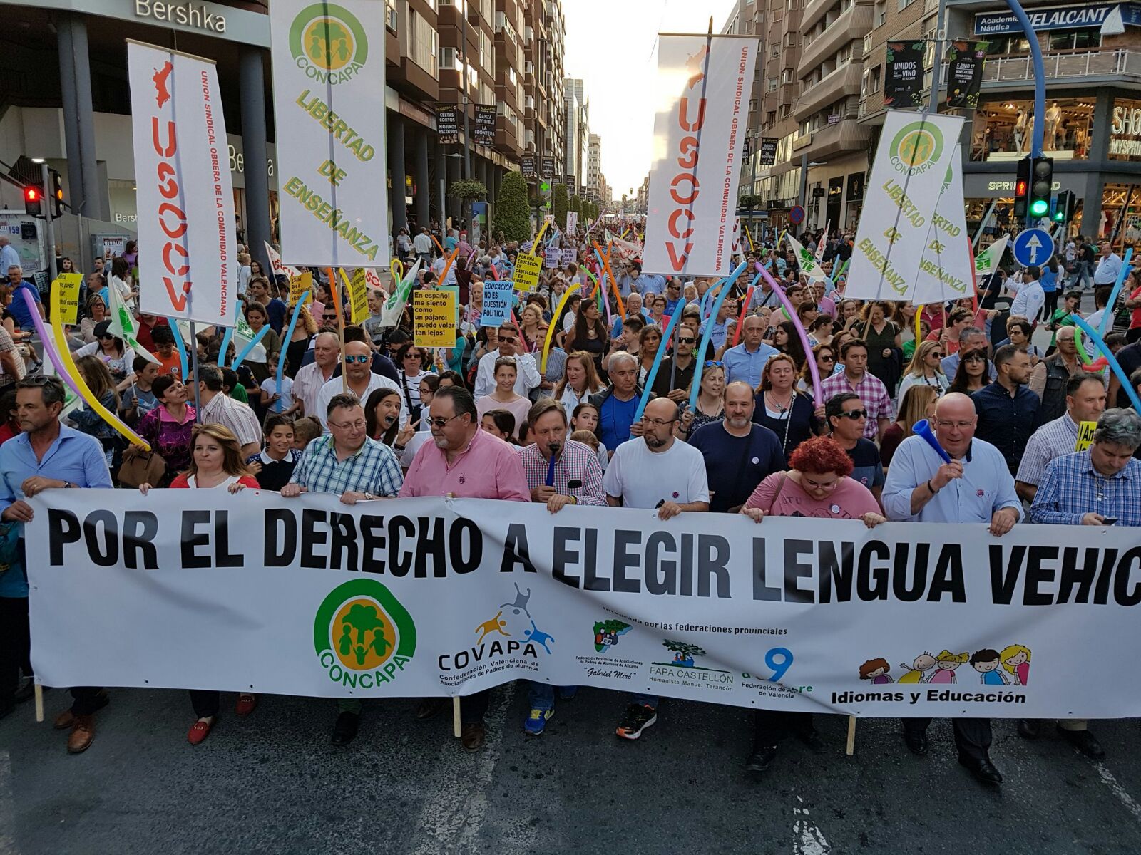 Calles de Alicantes, viernes 19 de mayo de 2017. Cabecera de la Manifestación 'Por el Derecho a Elegir Lengua Vehicular'. Lasvocesdelpueblo