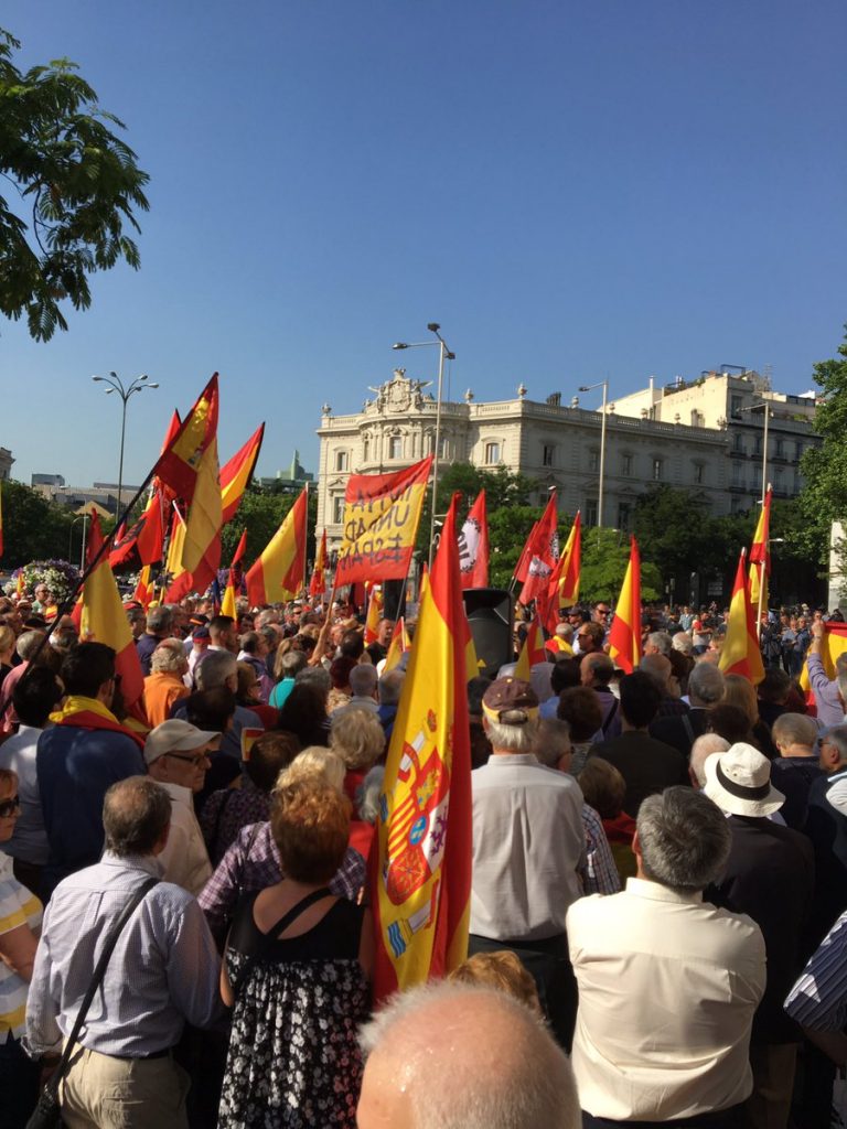 Cibeles (Madrid) grita ‘¡Viva España!» contra presencia del «terrorista» Puigdemont y separatismo
