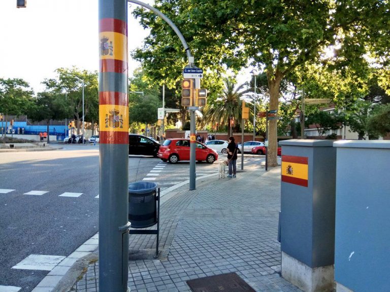 Aparecen banderas de España en varios puntos de la Ciudad de Barcelona (Cataluña)