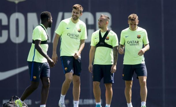 De i a d) Los jugadores del FC Barcelona, Samuel Umtiti, Gerard Piqué, Paco Alcácer y Lucas Digne, durante la sesión de entrenamiento del FC Barcelona. Efe