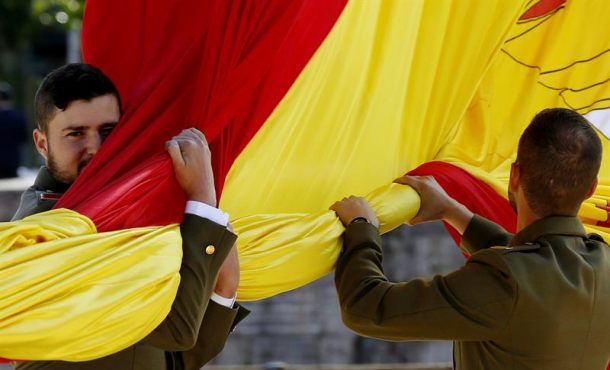 Dos soldados del Ejército de Tierra proceden al Izado de la Bandera en la Plaza de Colón de Madrid con motivo del Día de las Fuerzas Armadas. Archivo Efe.