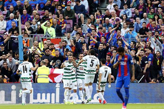 El Elbar soprende de inicio. Los juagodres de la SD Eibar celebran el primer gol del equipo ante el FC Barcelona, durante el partido correspondiente. Efe
