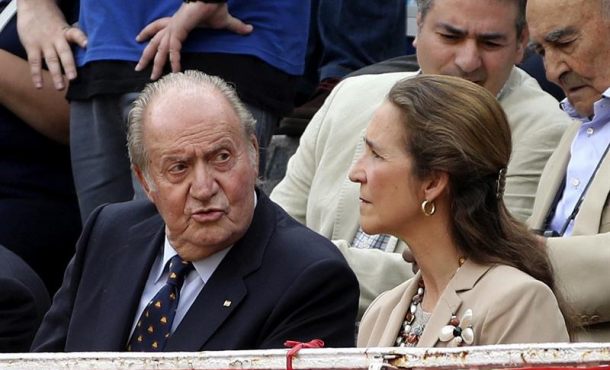 El Rey Juan Carlos (i) y su hija, la infanta Elena (d), asisten al quinto festejo de la Feria de San Isidro, hoy, lunes 15 de mayo de 2017, en la Plaza de las Ventas en Madrid. Efe