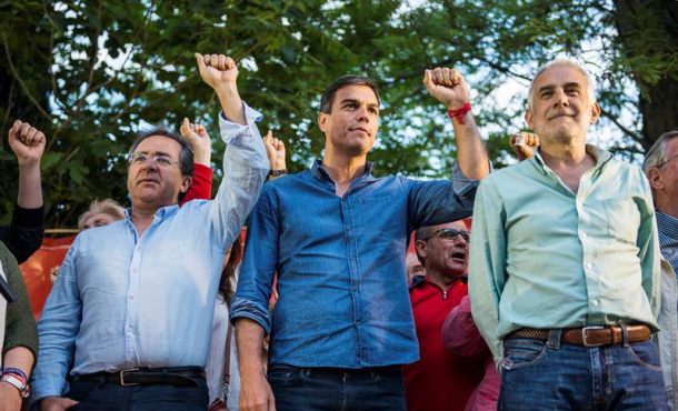 El candidato a la Secretaría General del PSOE, Pedro Sánchez (c), durante el acto celebrado esta tarde en el Museo Pedrilla, en Cáceres martes 9 de mayo de 2017. Efe