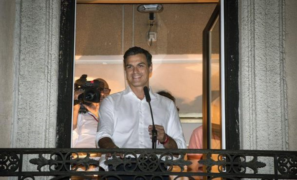 El candidato a la Secretaría General del PSOE Pedro Sánchez sale al balcón en la sede socialista de Ferraz, en Madrid, para saludar a los simpatizantes. Efe
