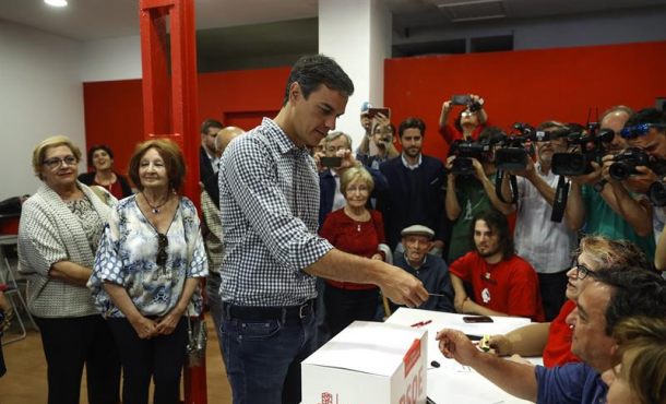 El candidato a la secretaría General del PSOE Pedro Sánchez vota hoy en las primarias socialistas, en la agrupación de Pozuelo de Alarcón. Efe.