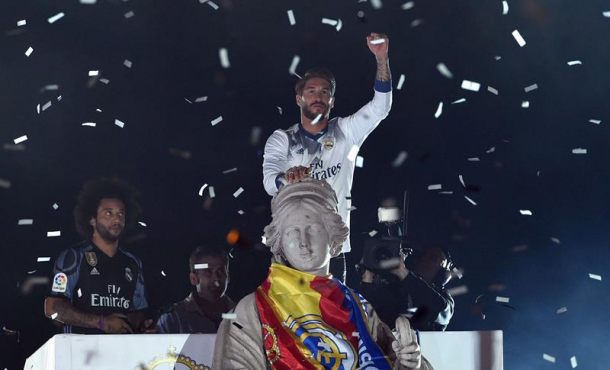 El capitán del Real Madrid Sergio Ramos junto a la diosa Cibeles durante la celebración del título de Liga, esta noche en la madrileña plaza de Cibeles. Efe.
