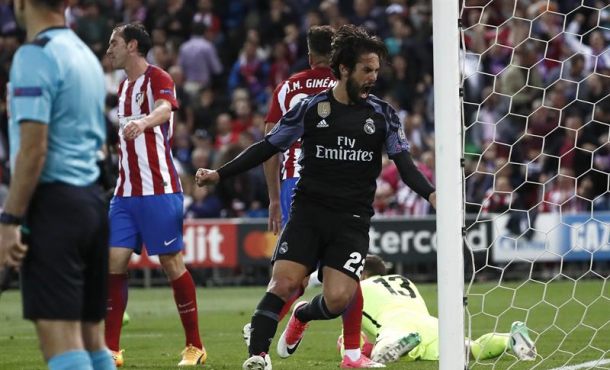 El centrocampista del Real Madrid Isco Alarcón (c) celebra su gol, primero del equipo frente al Atlético de Madrid, durante el partido de vuelta de semifinales de la Liga... Efe