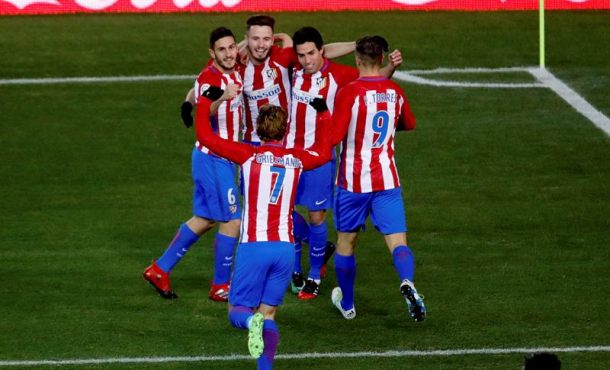 El centrocampsita argentino del Atlético de Madrid, Nico Gaitán (2ºd), celebra con sus compañeros tras marcar el primer gol ante el Real Betis. Archivo Efe.