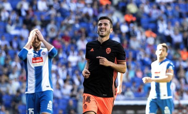 El defensa del Valencia José Luís Gayá (c) celebra su gol marcado ante el Español durante el partido correspondiente a la trigésimo séptima jornada. Efe