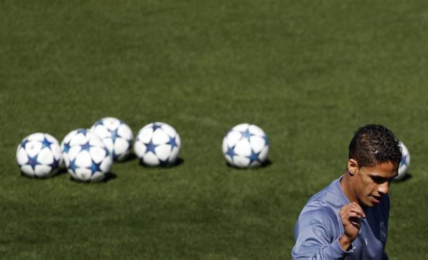 El defensa francés del Real Madrid Raphael Varane durante un entrenamiento realizado en la Ciudad Deportiva de Valdebebas. Archivo Efe.