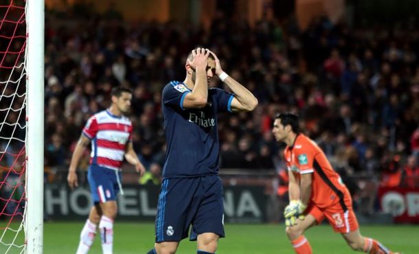 El delantero francés del Real Madrid Karim Benzemá en el estadio Nuevo Los Cármenes, en Granada. Archivo Efe.