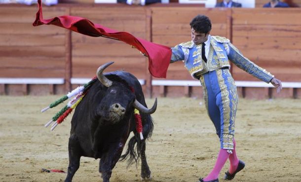 El diestro Cayetano Rivera da un pase a uno de sus toros durante la corrida de feria celebrada hoy, jueves 18 de mayo de 2017.en Jerez. Efe.