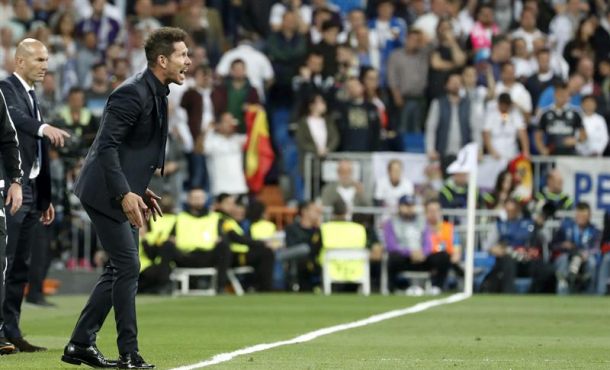 El entrenador del Atlético de Madrid, el argentino Diego Simeone (d), y el francés Zinedine Zidane (i), entrenador del Real Madrid, durante el partido de ida de semifinales. Efe