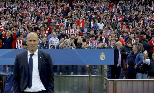 El entrenador del Real Madrid, el francés Zinedine Zidane, durante el partido de vuelta de semifinales de la Liga de Campeones que Atlético de Madrid y Real Madrid. Efe.
