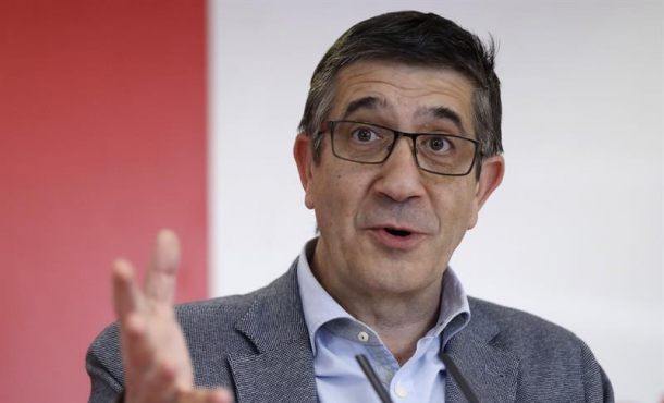 El ex presidente de Congreso de los diputados, de la fracasada legislatura del 20-D de 2015, y candidato a las primarias del PSOE, Patxi López, durante una rueda de prensa ayer. Efe.