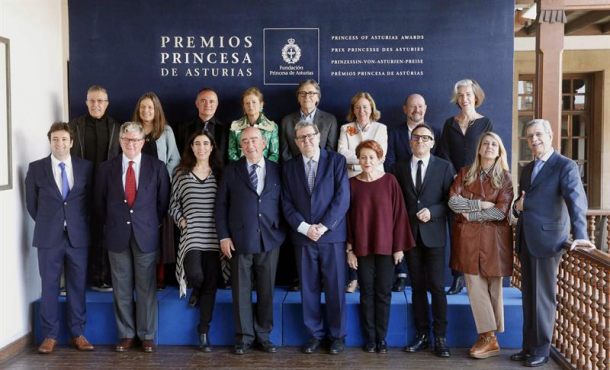 El jurado del Premio Princesa de Asturias de las Artes, que preside José Lladó (4i), posa antes del inicio de las deliberaciones de este galardón.. Efe.