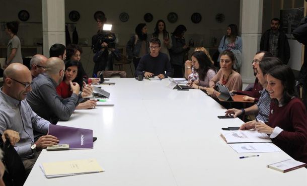 El líder de Podemos, Pablo Iglesias (2d), junto al secretario de Organización, Pablo Echenique (3d); la portavoz, Irene Montero (d), y el diputado Íñigo Errejón (c), entre otros. Efe