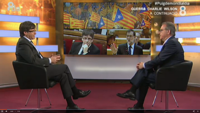 El presidente catalán, Puigdemont (i) durante una entrevista, 24.05.2017, con Josep Cunill (8TV. Lasvocesdelpueblo