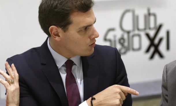 El presidente de Ciudadanos, Albert Rivera, durante su participación ayer en un almuerzo-coloquio en Madrid. Efe.