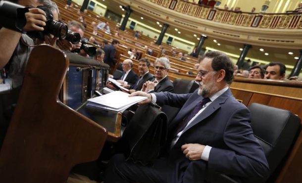 El presidente del Ejecutivo, Mariano Rajoy, momentos antes del inicio hoy, miércoles 17 de mayo de 2017, de la sesión de control al Gobierno en el Congreso de los Diputados. Efe.