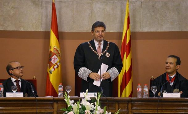El presidente del Tribunal Superior de Justicia de Cataluña (TSJC), Jesús María Barrientos (i), el ministro de Justicia, Rafael Catalá (c). Efe