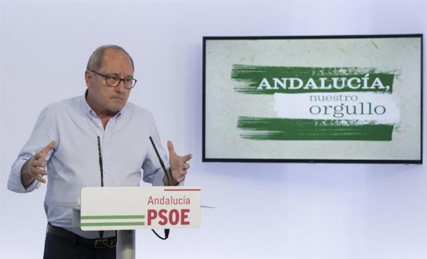 El secretario de Organización del PSOE de Andalucía, Juan Cornejo, durante su comparecencia hoy en Sevilla, un día después de la derrota de la presidenta de la Junta. Efe
