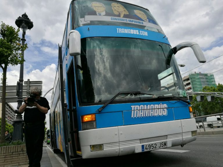 El TramaBus de Podemos une CDC, Palacio de Música y la Caixa en la primera ruta por Cataluña