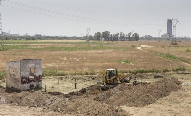 Excavadora que trabajaba ayer desde primera hora de la mañana en la tercera jornada de la búsqueda del cadáver de Marta del Castillo, asesinada en 2009. Efe.
