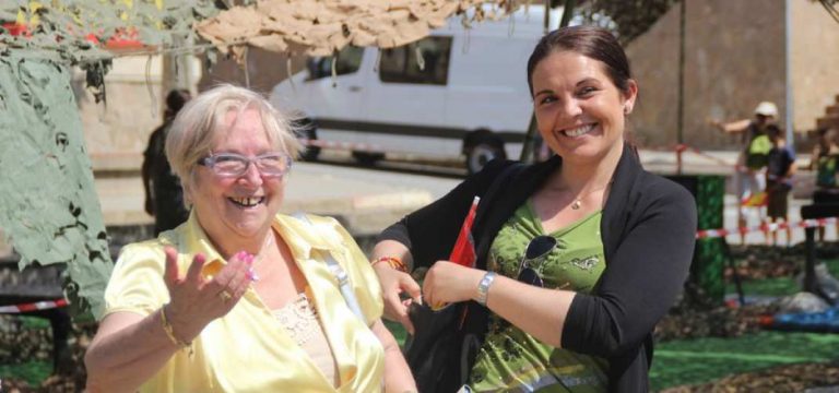 Miles de catalanes inundan ‘El Bruc’ del Ejército «porque me siento más española que antes»