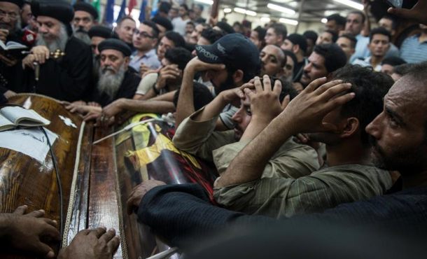 Familiares lloran durante el funeral de las víctimas de un atentado perpetrado en la entrada del Monasterio de San Samuel el Confesor, el viernes 26 de mayo de 2017. Efe.
