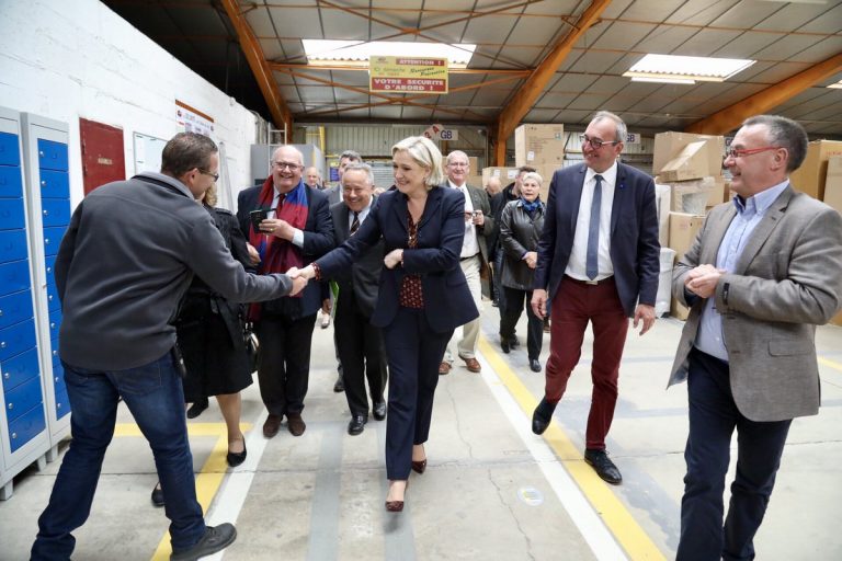 Macron ganaría con más del 60% y optimismo en el cuartel general de Marine Le Pen