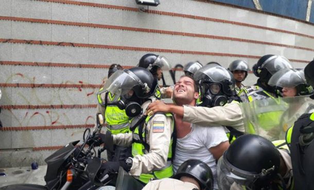 Fotografía cedida por el partido Voluntad Popular que muestra al dirigente opositor Sergio Contreras al ser detenido por la Policía Nacional Bolivariana (PNB). Efe FOTOGRAFÍA. CARACAS (VENEZUELA), 10 DE MAYO DE 2017. Imagen cedida por el partido Voluntad Popular (VP) que muestra al dirigente opositor Sergio Contreras al ser detenido por la Policía Nacional Bolivariana (PNB) hoy, miércoles 10 de mayo de 2017, en Caracas, capital de Venezuela. Efe