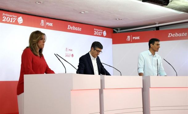 Fotografía facilitada por el PSOE de los candidatos a la Secretaría General del PSOE, Susana Díaz (i), Patxi López (c) y Pedro Sánchez (d), en el debate electoral. Efe.