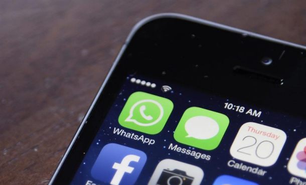 Imagen de los iconos de Facebook y WhatsApp en un teléfono móvil en Nueva York (NY), EE.UU. Archivo Efe.