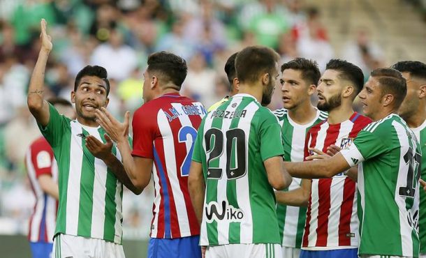 Jugadores del Betis y del Atlético de Madrid discuten durante el encuentro correspondiente a la jornada 37 de primera división, que disputaron en el estadio Benito Villamarín, en Sevilla. Efe.