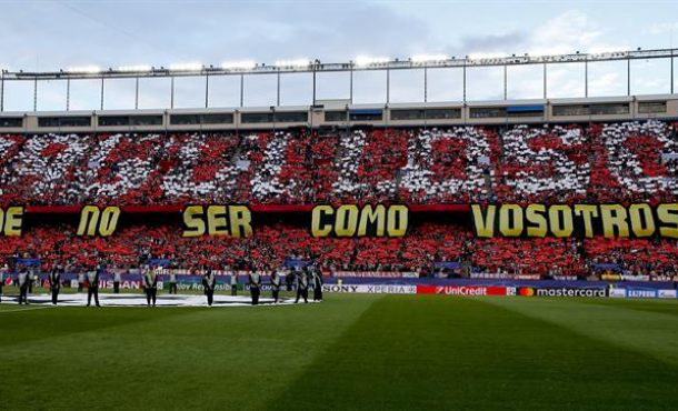 La afición del Atlético de Madrid durante el partido de vuelta de semifinales de la Liga de Campeones entre Atlético de Madrid y Real Madrid en el estadio Vicente. Efe.