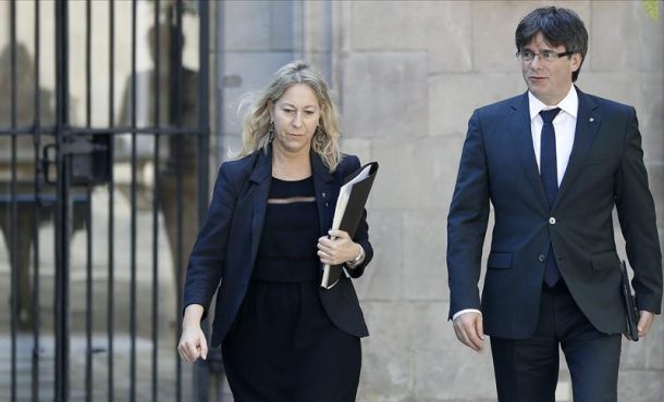 La consellera portavoz, Neus Munté (i), y el presidente de la Generalidad de Cataluña, Carles Puigdemont, se dirigen hacia la reunión semanal del gobierno catalán.. Efe.