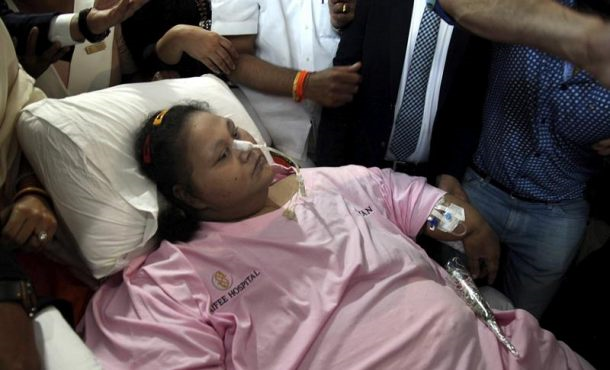 La egipcia Eman Ahmed Abd El Aty, que se estima llegó a pesar media tonelada, abandona el hospital Saifee en Bombay, India, hoy, 4 de mayo de 2017. Efe