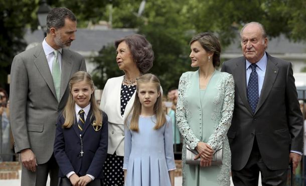 La infanta Sofía, junto a sus padres los Reyes Felipe y Letizia, su hermana, la Princesa Leonor, don Juan Carlos y soña Sofía, a su llegada el pasado miércoles.. Efe