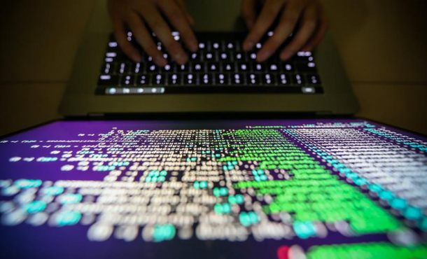 La infección de nuevos equipos y sistemas por ciberataque ha sido controlada. Efe.