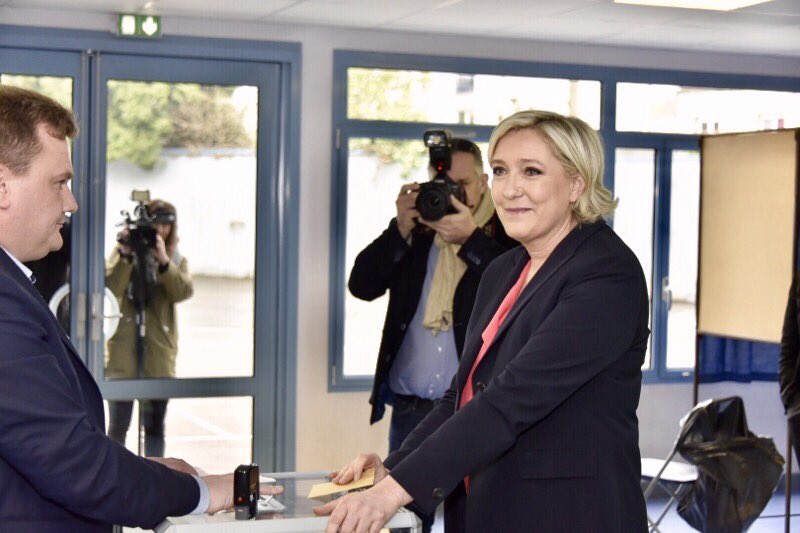 La líder del Frente Nacional, la patriota marine Le Pen, hoy 07.05.2017, ejerciendo su derecho al voto. Lasvocesdelpueblo.