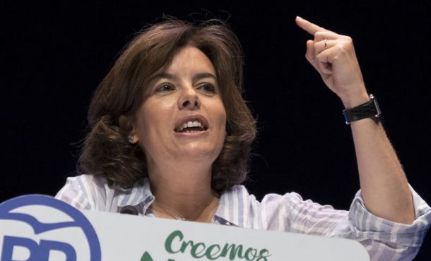 La vicepresidenta del Gobierno, Soraya Sáenz de Santamaría, durante su intervención hoy en la clausura del congreso provincial del PP en Huelva, celebrado en Islantilla. Efe.
