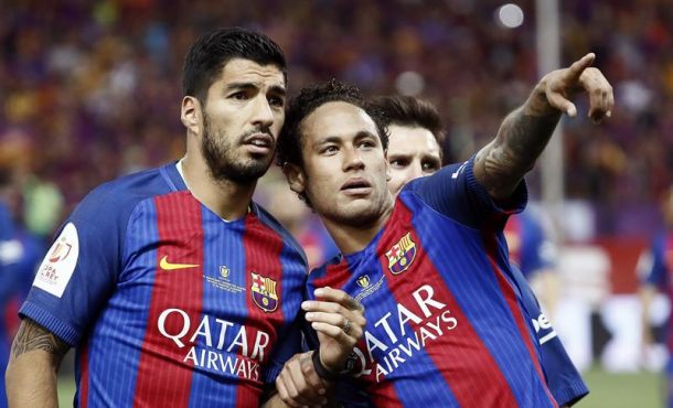 Los jugadores del FC Barcelona Luis Suárez y Neymar (d), tras vencer al Deportivo Alavés en la final de la Copa del Rey disputada en el estadio Vicente Calderón, en Madrid. Efe.