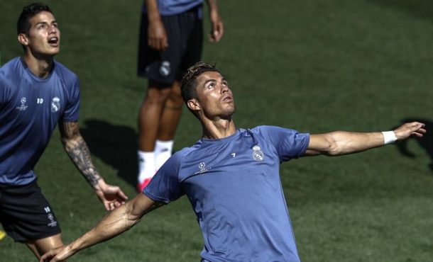 Los jugadores del Real Madrid Cristiano Ronaldo (d) y James Rodríguez, durante el entrenamiento que ha realizado este martes 9 de mayo de 2017. Efe