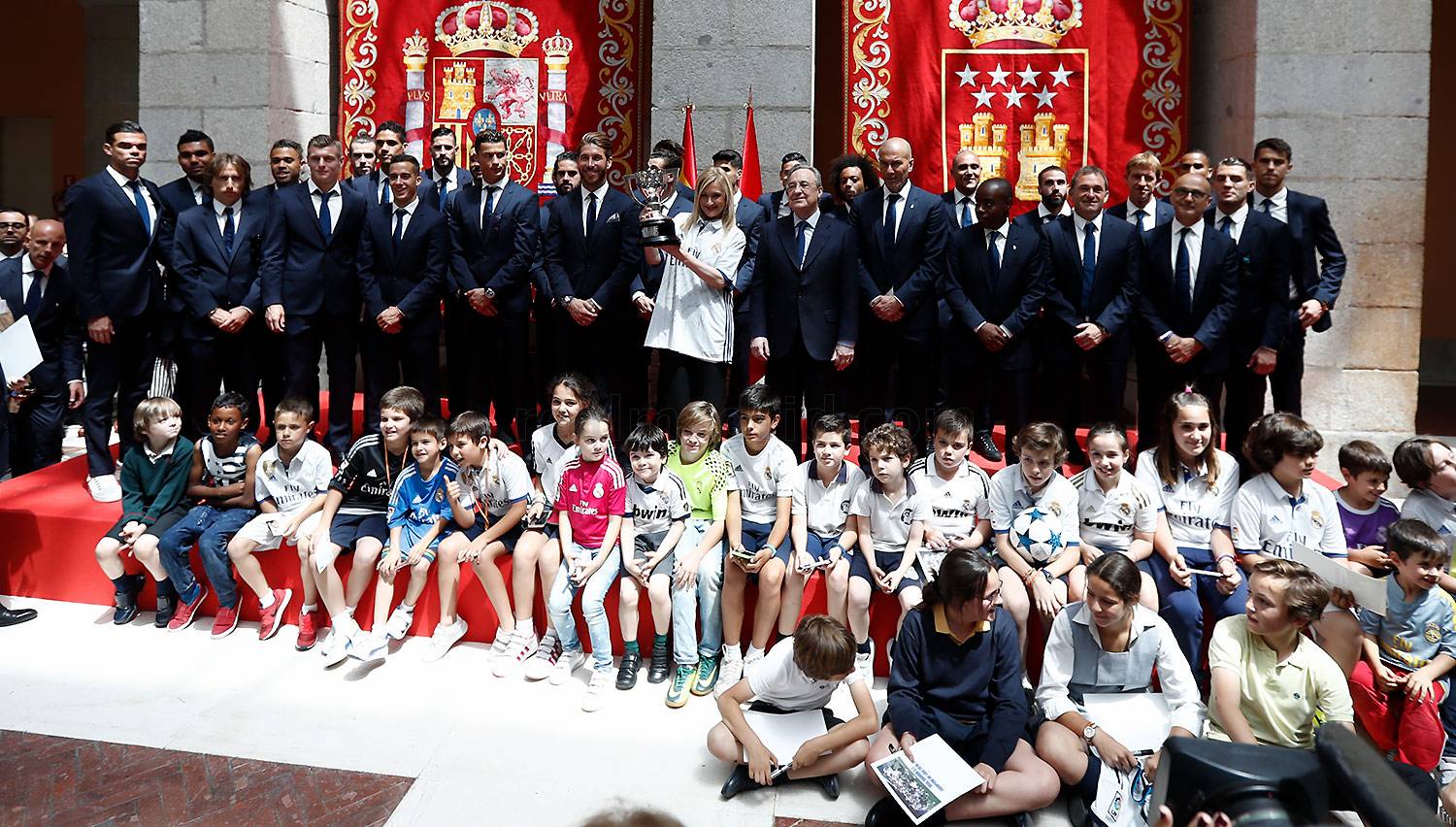 Los jugadores del Real Madrid entregan la 33 copa de la liga española a la Comunidad de Madrid, (c) la presidenta del Gobierno, Cristina Cifuentes. Real madrid. Lasvocesdelpueblo