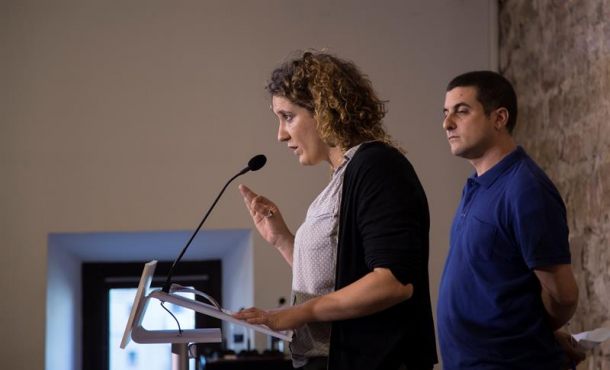 Los ultras miembros de la CUP Núria Gibert y Quim Arrufat , en la conferencia que han ofrecido hoy, miércoles 10 de mayo de 2017. efe