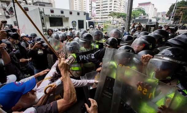 Manifestantes marchan hoy, viernes 12 de mayo de 2017, en Caracas (Venezuela). Decenas de opositores venezolanos de la tercera edad marchan hoy 12.05.2017. Efe