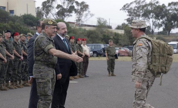 Melilla 24.05.2017, El comandante general de Melilla, Fernando Gutiérrez (izquierda), acompañado de autoridades civiles- Efe