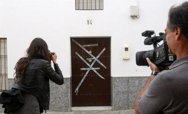 Miembros de los medios de comunicación sacan imágenes del domicilio del supuesto autor del asesinato de una mujer de 39 años cuya desaparición fue denunciada. Efe